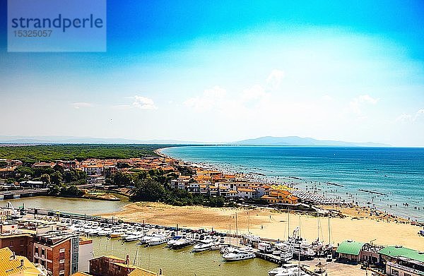 Castiglione della Pescaia  Ligurien  Italien  20. August 2018: Panoramablick auf den Hafen und den Strand