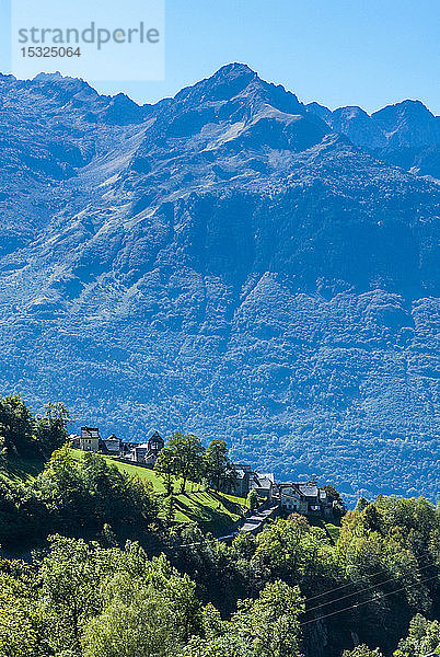 Frankreich  Nationalpark Pyrenäen  Hautes-Pyrenees  Route du Tournalet nach Luz-St-Sauveur  Dorf Sers  das von den Gipfeln überragt wird.