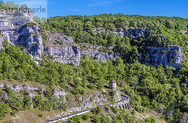Frankreich  Regionaler Naturpark Causses du Quercy  Lot  von Rocamadour aus gesehen Alzou-Schlucht und Taubenschlag