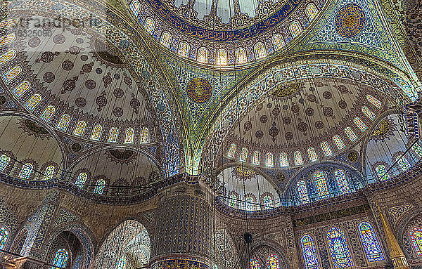 Türkei  Istanbul  Kuppeln des Gebetsraums der Blauen Moschee (1616 von Mehmet Aga  sein Meister war Mimar Sinan) (UNESCO-Welterbe)