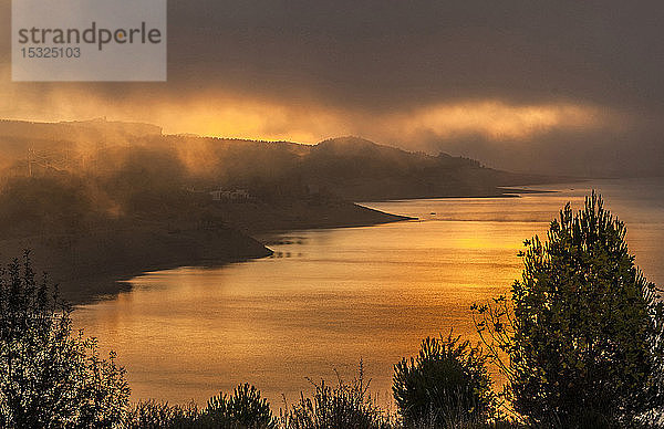 Spanien  Pyrenäen  Autonome Gemeinschaft Aragonien  Yesa-Bewässerungsdamm am Fluss Aragonien bei Sonnenaufgang