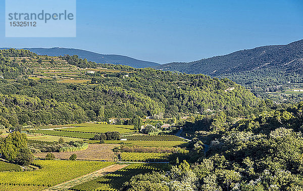 Frankreich  Luberon  Vaucluse  das Luberon-Gebirge von Menerbes aus gesehen (schönstes Dorf Frankreichs)