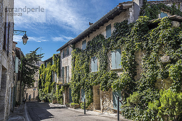 Frankreich  Gard  Straße mit typischen Häusern von Villeneuve-lez-Avignon