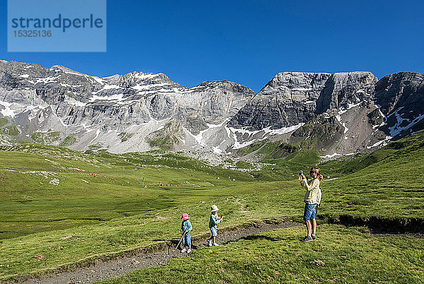 Pyrenäen-Nationalpark  Hautes-Pyrenees  Familie im Cirque de Troumouse (UNESCO-Welterbe)