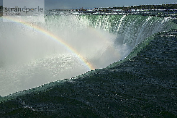 Regenbogen über den Horseshoe-Fällen  Niagara  Ontario  Kanada