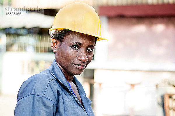 Porträt einer jungen Arbeitnehmerin an ihrem Arbeitsplatz.