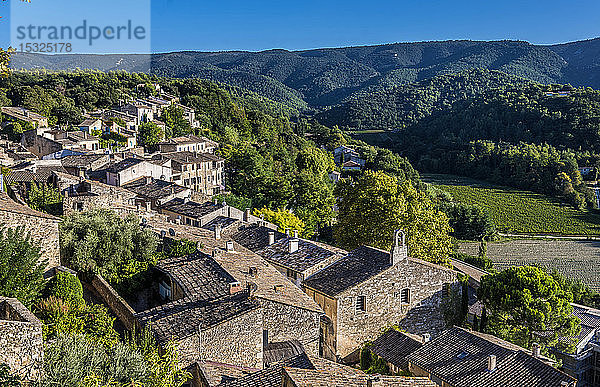 Frankreich  Luberon  Vaucluse  Dorf Menerbes  das Dorf und die Berge des Luberon (Schönstes Dorf Frankreichs)