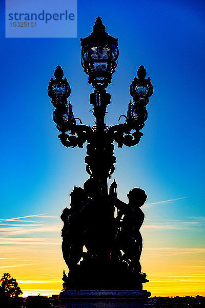 Frankreich  Paris  Pont Alexandre III  5. Oktober 2018: Sonnenuntergang auf dem Laternenpfahl und Statuen 'Runde Liebe'