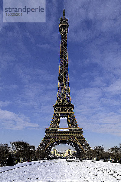 Europa  Frankreich  Ile de France  Paris  Champs de Mars (Marsfeld) unter dem Schnee und der Eiffelturm