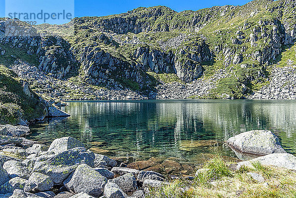 Frankreich  Regionaler Naturpark Pyrenäen Ariegeoises  Wanderweg Bassies-Seen  Teich Alate  GR 10