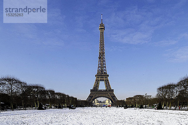 Europa  Frankreich  Ile de France  Paris  Champs de Mars unter dem Schnee und der Eiffelturm im Hintergrund