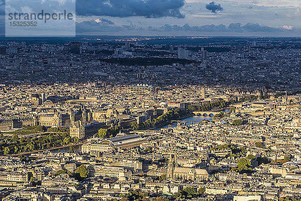 Frankreich  Paris  Blick vom Eiffelturm (Seine  Louvre-Palast  Centre Georges Pompidou und Musee d'Orsay)