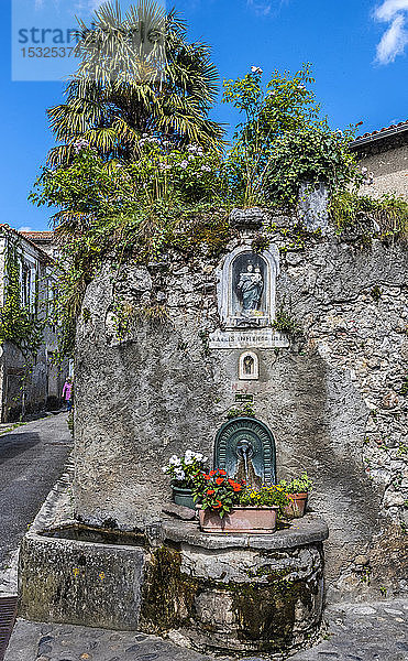Frankreich  Piemont der Pyrenäen  Haute Garonne  Saint Bertrand de Comminges  Brunnen im Dorf (Jakobsweg) (UNESCO-Welterbe) (Schönstes Dorf Frankreichs)
