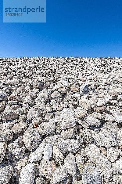 Frankreich  Bretagne  Ile d'Ouessant  Nordostküste  Felsen von einem fossilen Strand (Hinweis auf eine Veränderung des Meeresspiegels im Quartär)