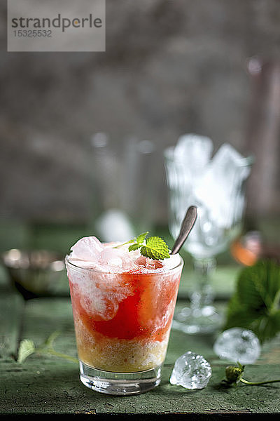 Ein Erdbeerkuss-Cocktail mit ErdbeerpÃ?ree  Sahne und Orangensaft