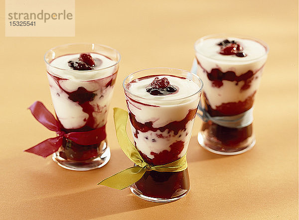 Dessert mit Himbeer-  Brombeer-  Heidelbeer-  Johannisbeer- und Johannisbeerkompott  gemischt mit Joghurt