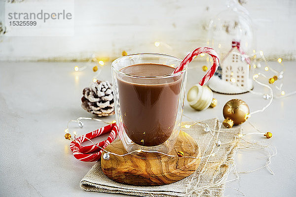 Heiße Schokolade und Weihnachtsschmuck Hintergrund