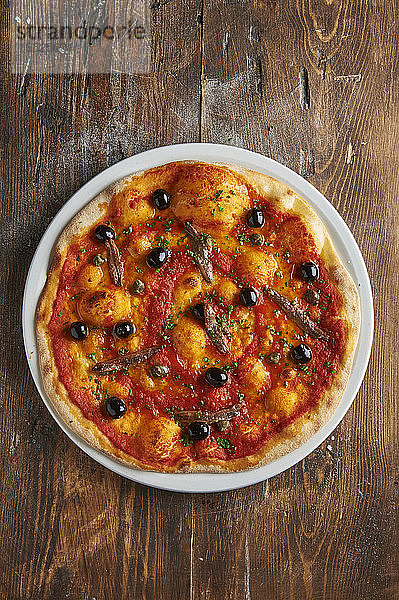 Pizza Napoli mit Anchovis und Oliven
