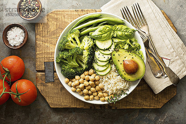 Vegane Lunch-Bowl mit Reis  Kichererbsen und grünem Gemüse