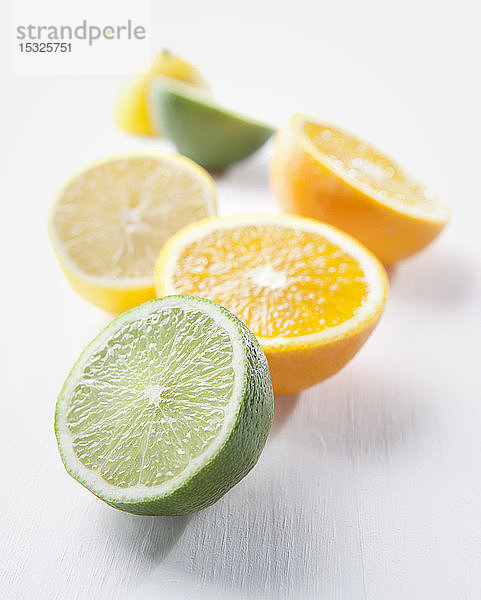 Limetten-  Orangen- und Zitronenhälften