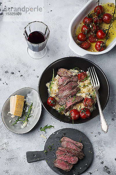 Rucola-Risotto mit Steak und gebratenen Tomaten