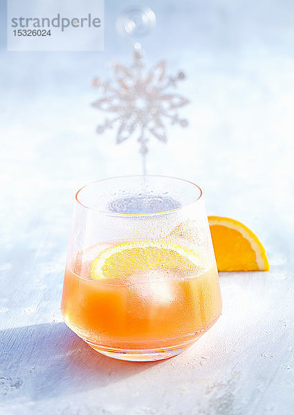 Campari Orange mit Fruchtschnitten und Eiswürfeln (Weihnachten)