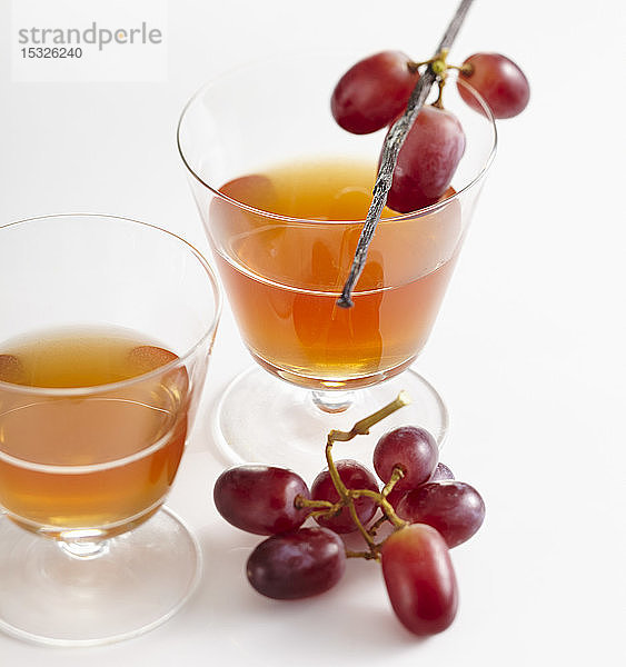 Gläser mit hausgemachtem Trauben- und Vanille-Likör