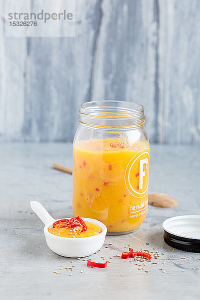 Ein Mango-Dip mit Chilis und Sesam