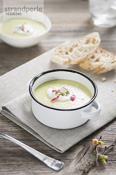 Kräuter-Rettich-Suppe mit Kresse