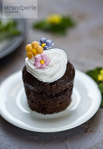 Schokoladen-Cupcake mit Blumendekoration