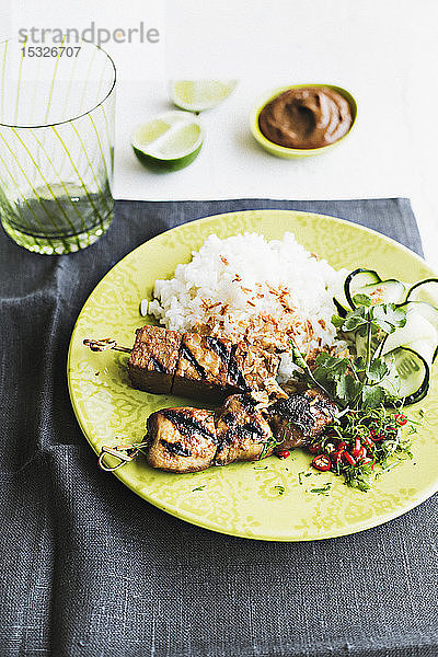 Spieße mit Tempeh und Schweinefleisch mit Reis  Indonesien