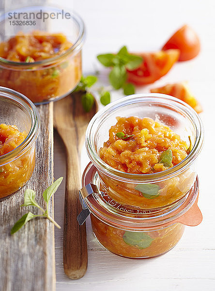 Einfache  schnelle Tomatensauce mit Oregano  Olivenöl  Weißwein und Cayennepfeffer