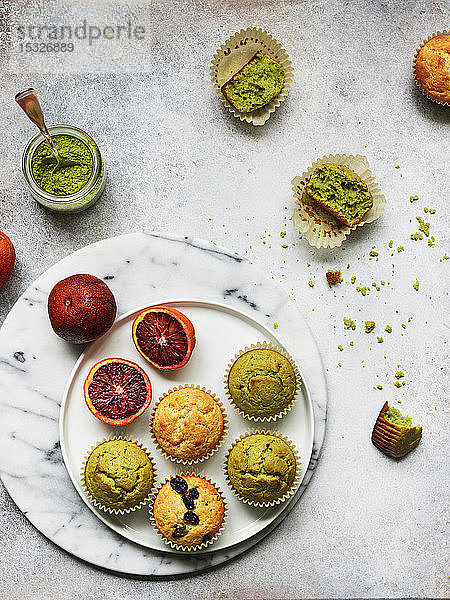 Muffins mit Matcha  Blutorange und Rosinen