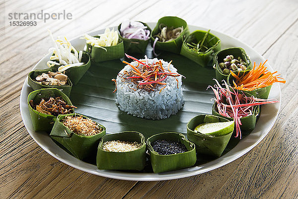 Kao Yam: Reissalat mit verschiedenen Zutaten (Thailand)