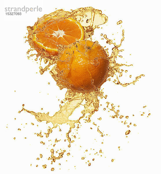 Orangen mit einem Spritzer Saft