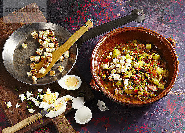 Sopa de Lentejas (Linsensuppe mit Wurst  Ei und Croutons  Kanarische Inseln)