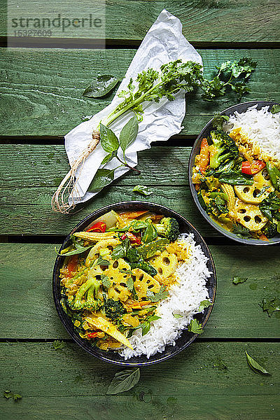 Gelbes Gemüsecurry mit Lotuswurzeln und Basmati-Reis