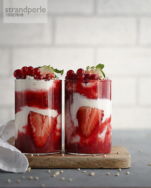 Erdbeer-Joghurt-Schichtdessert im Glas