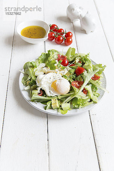 Kopfsalat mit pochierten Eiern und Kirschtomaten