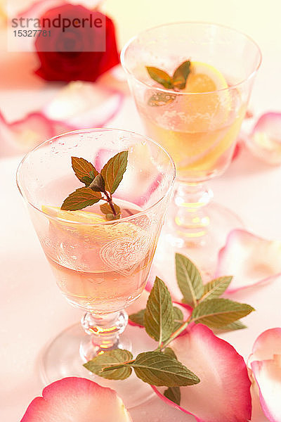 Hausgemachter Rosensaft mit Zucker  Zitrone und frischen Rosenblättern