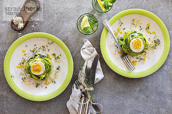 Gekochte Eier in Lauchnestern mit Zitronendressing  Sesam und Kresse