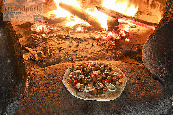 Entsteinte Auberginenpizza mit Champignons  Oliven  roter Paprika  roten Zwiebeln und Ziegenkäse