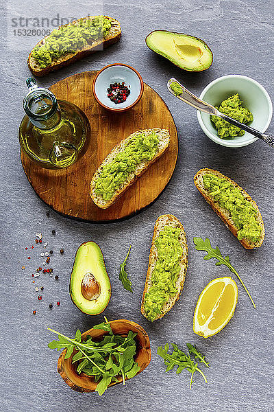 Gute Fette - Avocado-Toasts und Zutaten