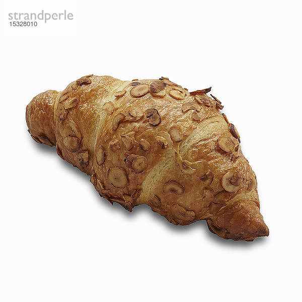 Ein Nuss-Croissant auf einer weißen Fläche