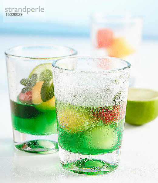 Alkoholfreie Melonen-Minze-Bowle in Gläsern mit Melonenkugeln