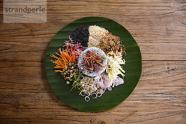 Kao Yam: Reissalat mit verschiedenen Zutaten (Thailand)
