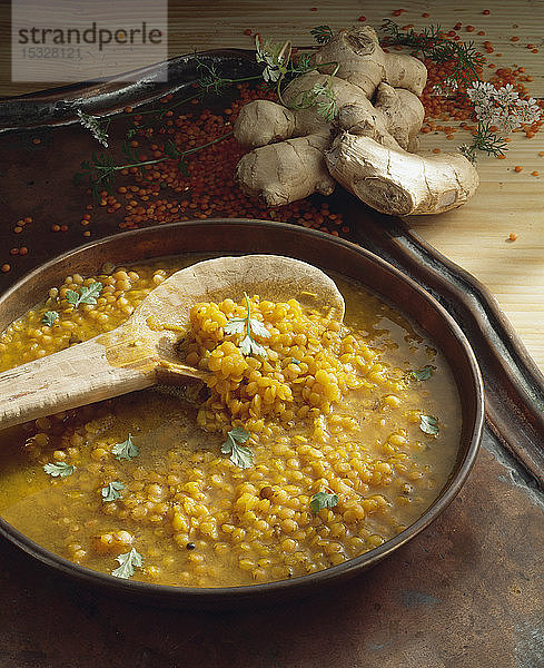 Curry aus roten Linsen mit Koriander und Ingwer (Indien)