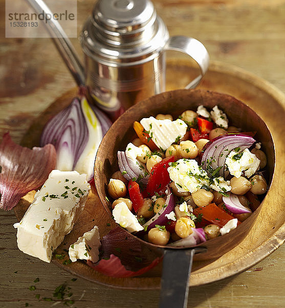 Vegetarischer Salat mit Paprika  Kichererbsen  Zwiebeln und Feta