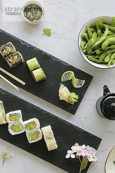 Verschiedene Arten von Sushi mit Edamame