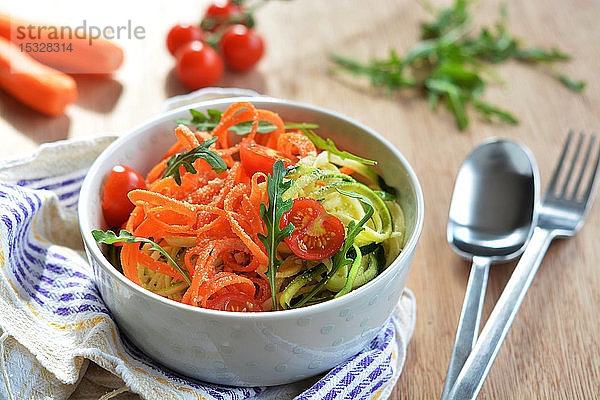Gemüsespaghetti mit Möhren und Zucchini  frischen Tomaten und Rucola